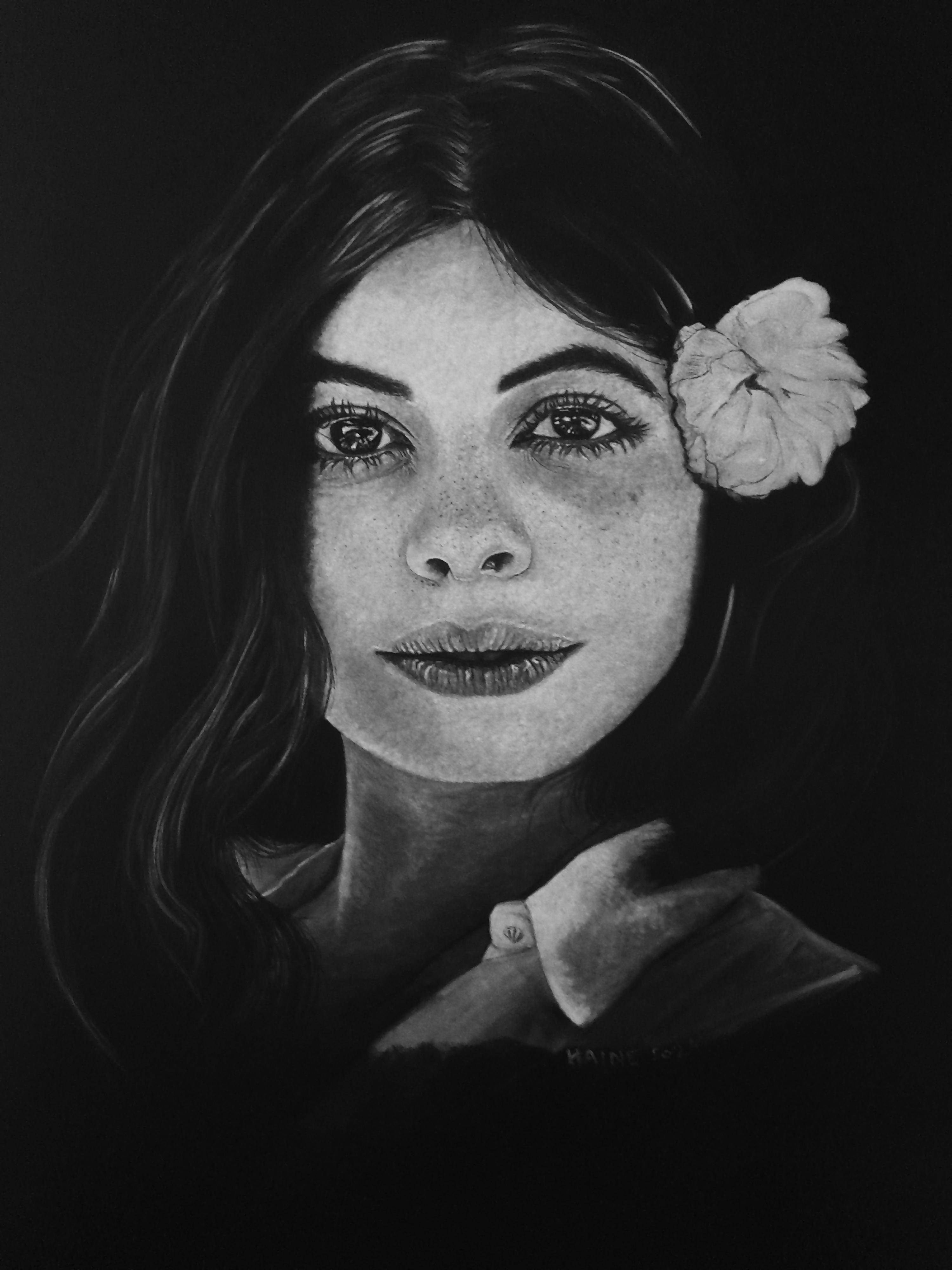 Un portrait de femme à la beauté méditerranéenne. Pastel blanc sur papier noir. 50cmx70cm.