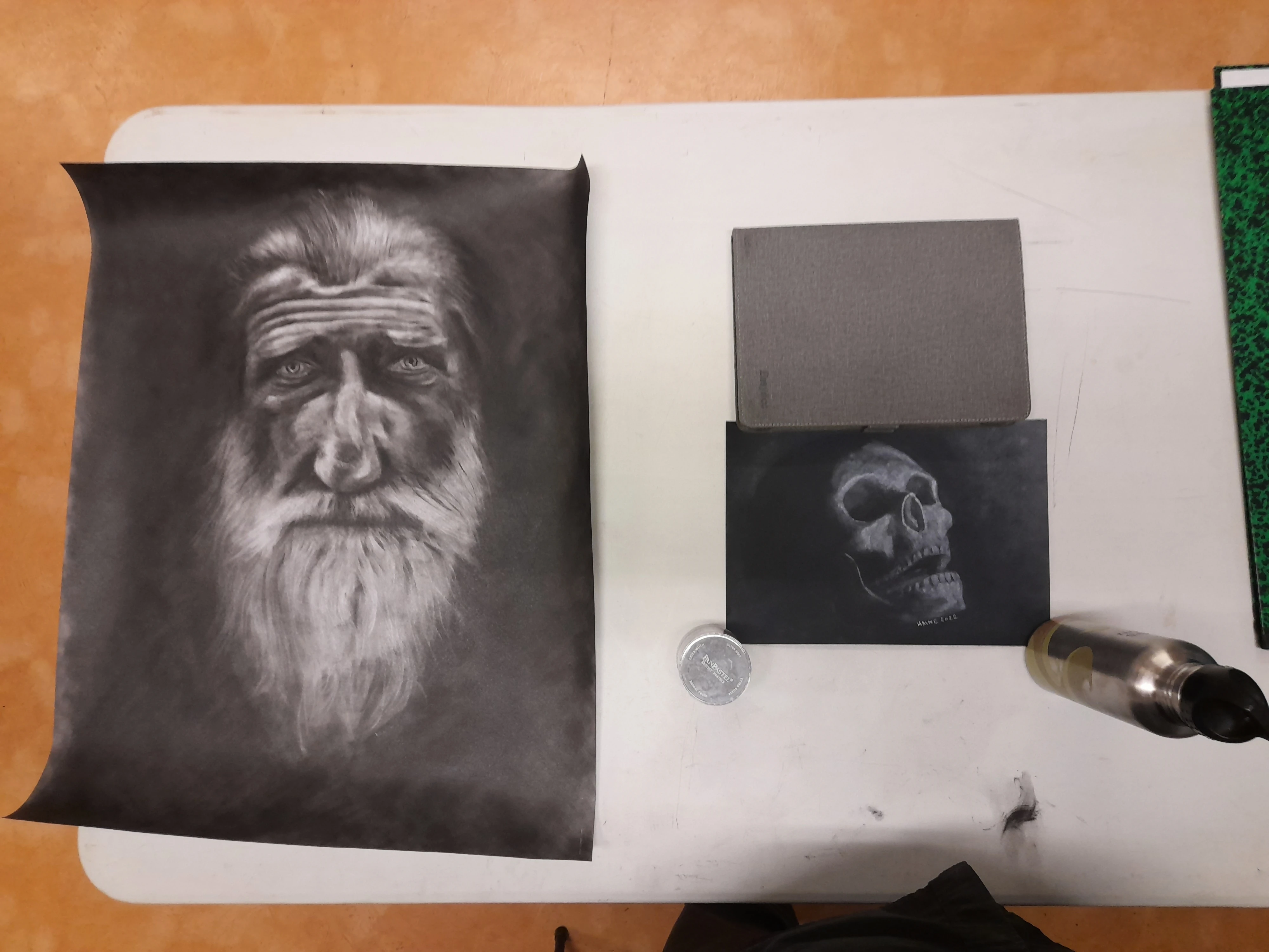 Comparaison de la taille du portrait avec une feuille A4