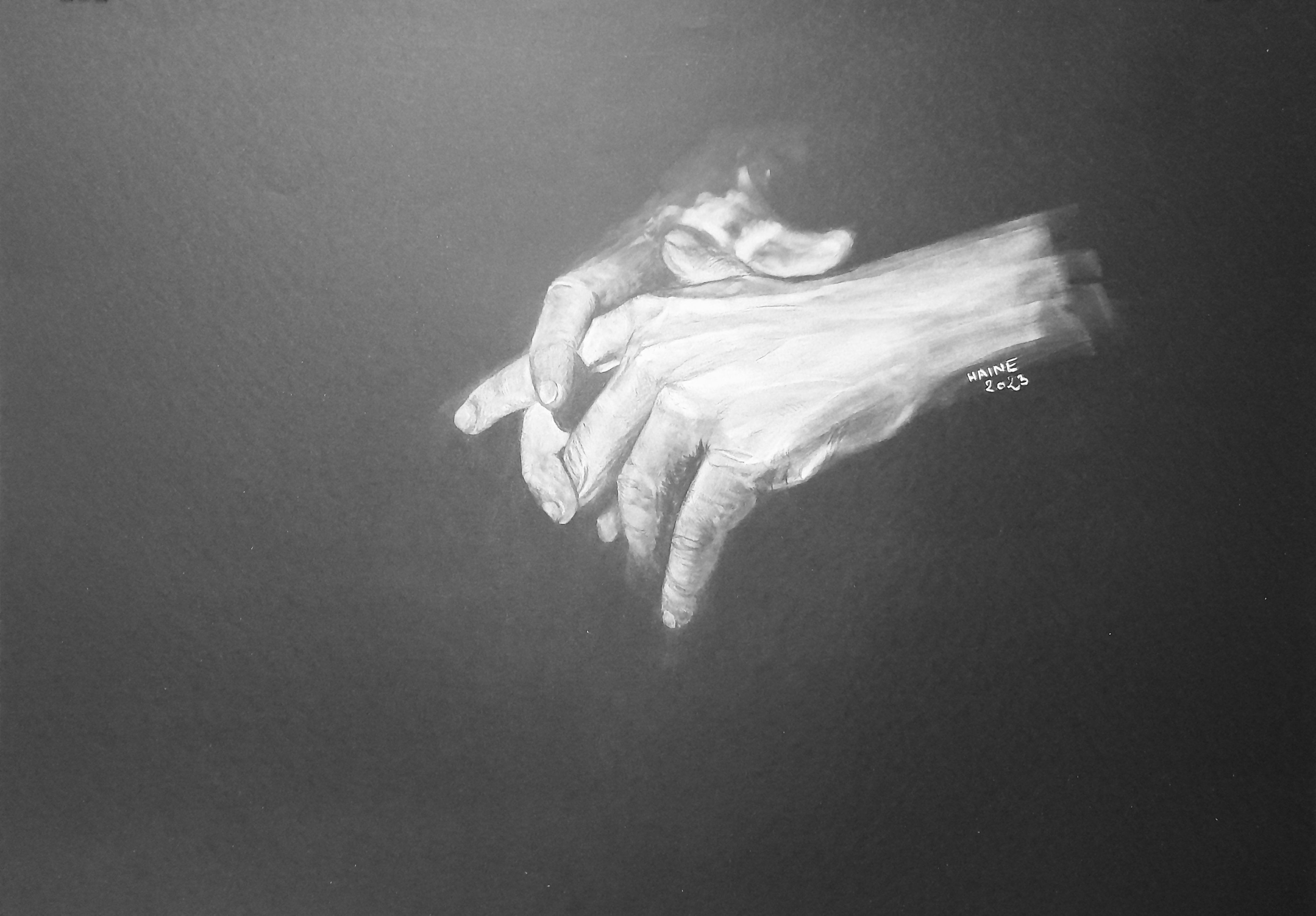 Reproduction de mains en noir et blanc.