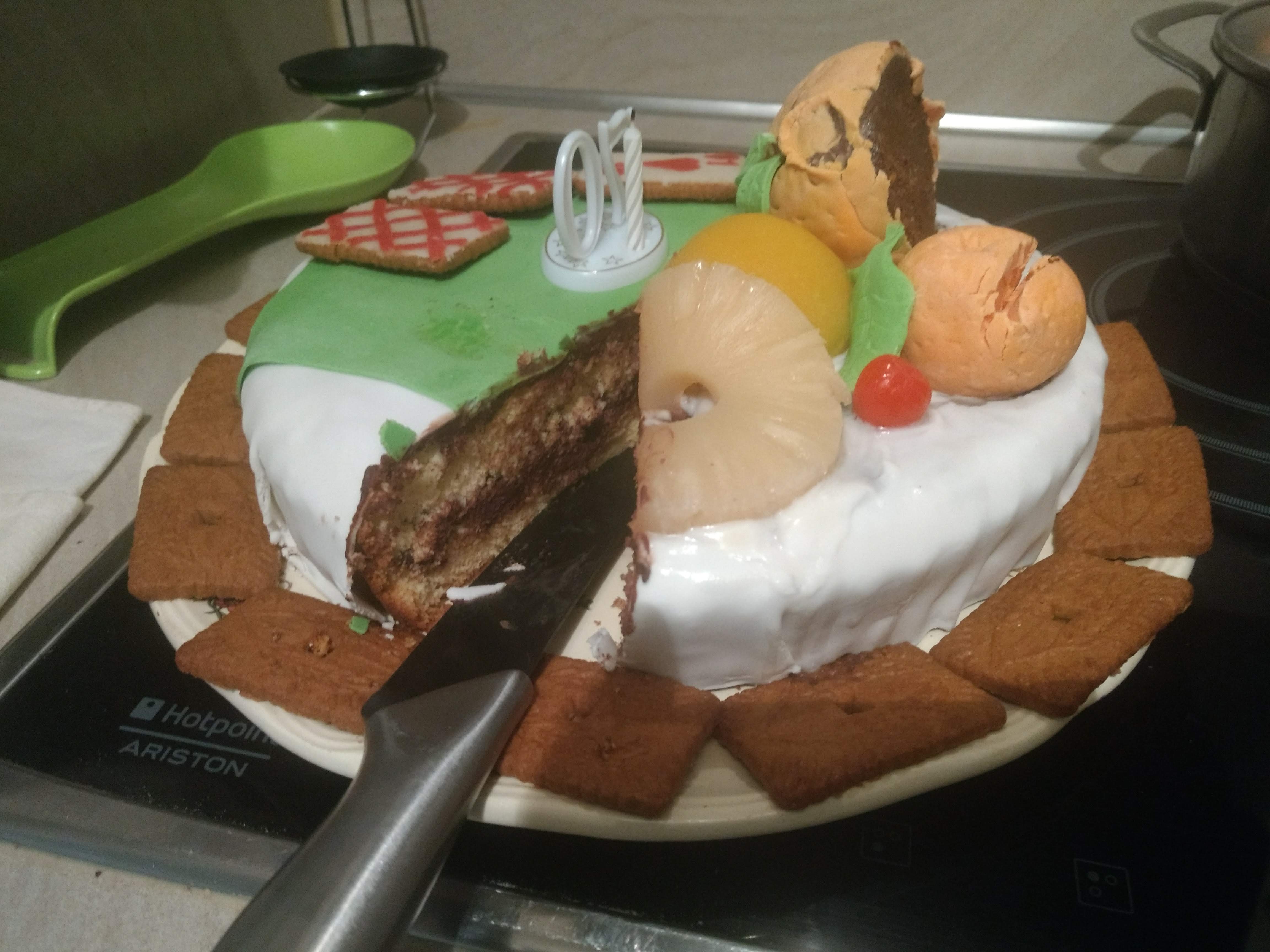 "Un gâteau d'anniversaire décoré."